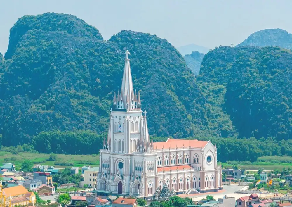 Thăm quan Nhà thờ Lãng Vân