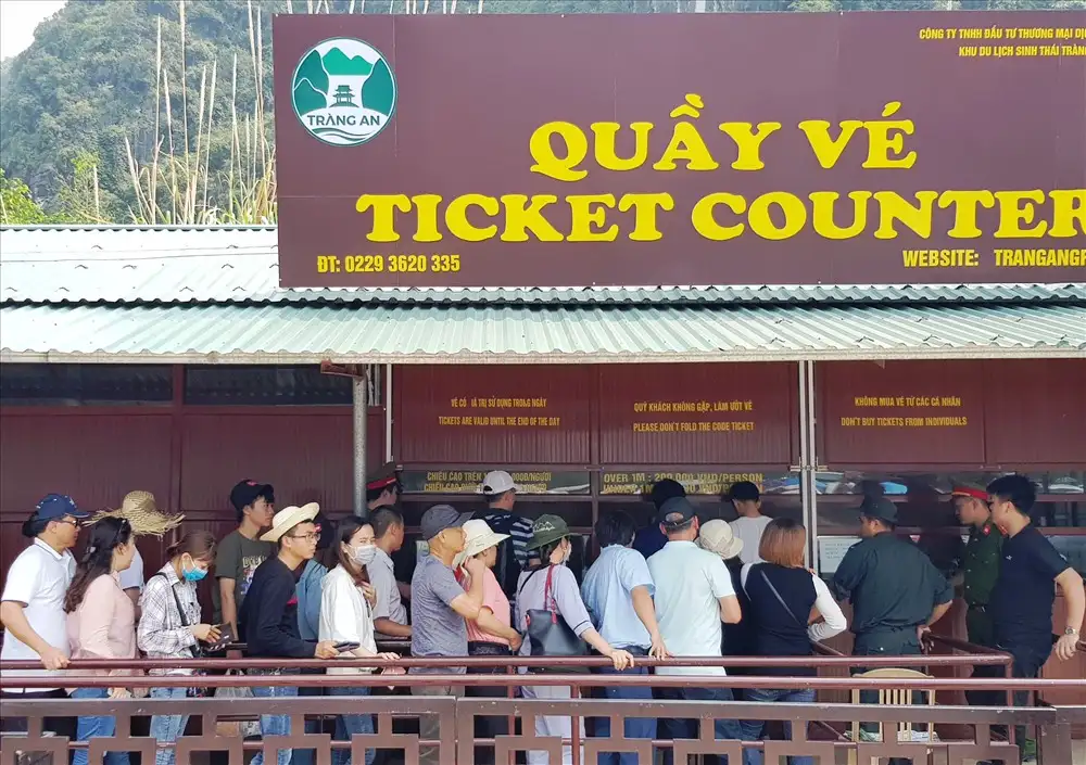 Langthangninhbinh.com - Quầy bán vé Tràng An