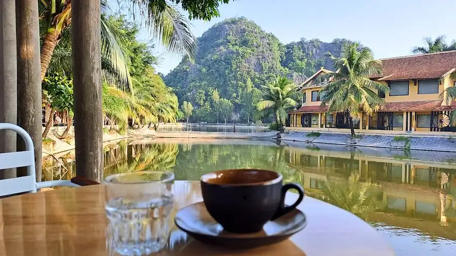 Langthangninhbinh.com - Cafe view núi Tam Cốc đang thu hút các bạn trẻ